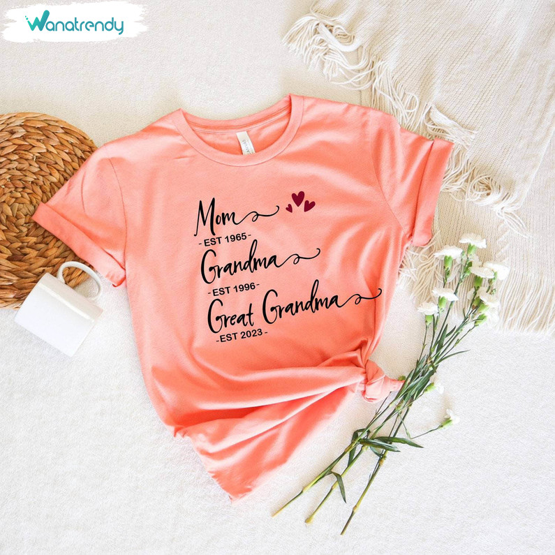 https://img.wanatrendy.com/images/design/317/trending/dd56hr/6-custom-mom-grandma-great-grandma-sweatshirt-mom-nana-mimi-est-shirt-great-grandma-shirt-gift-for-2.jpg