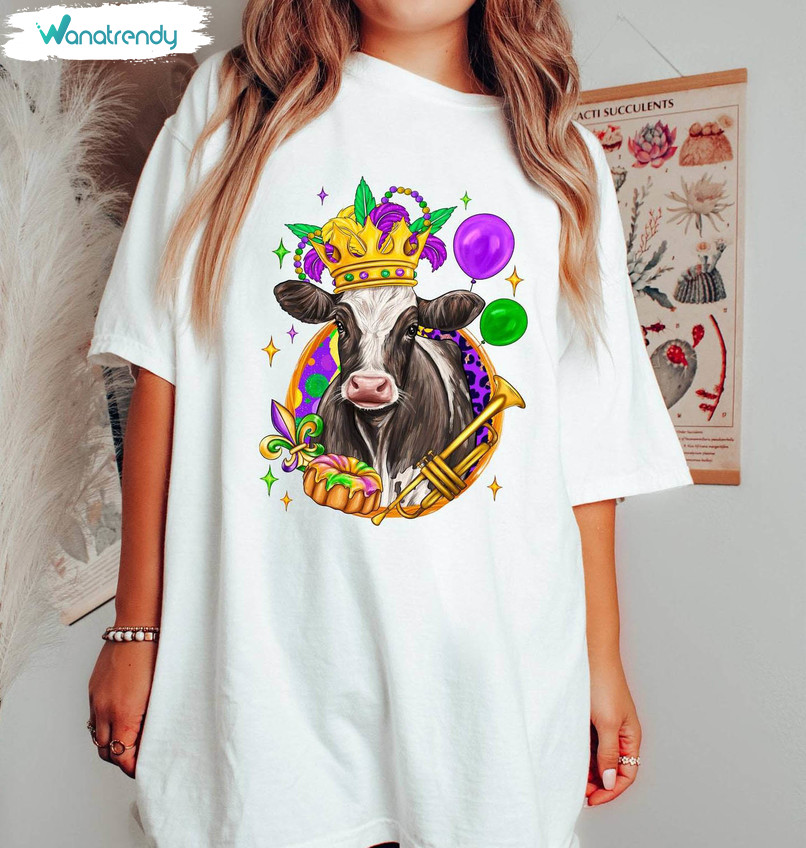 Highland Cow Mardi Gras Party Sweatshirt , Trendy Mardi Gras Cow Shirt Long Sleeve