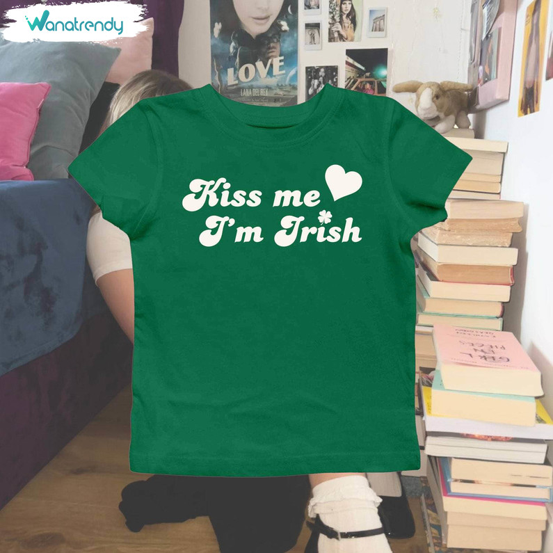 Cute 90s Vintage Kiss Me I'm Irish Shirt, Trendy Short Sleeve Crewneck For Boyfriend