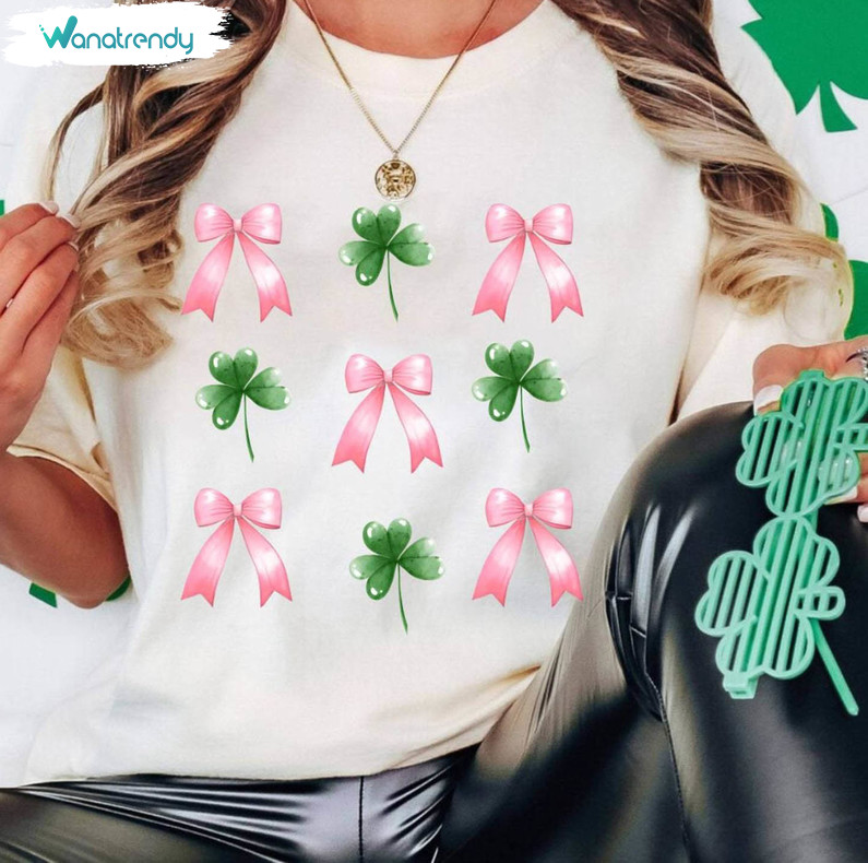 Coquette Bow Clover Trendy Shirt, St Patrick's Day Retro Long Sleeve Hoodie