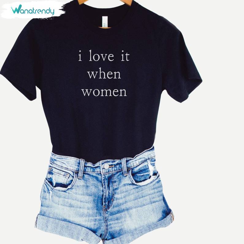Limited I Love It When Women Shirt, Funny Pride Lesbian Unisex Hoodie Short Sleeve