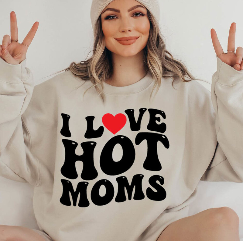 I Love Hot Moms Trendy Shirt, Retro Long Sleeve Unisex T-Shirt